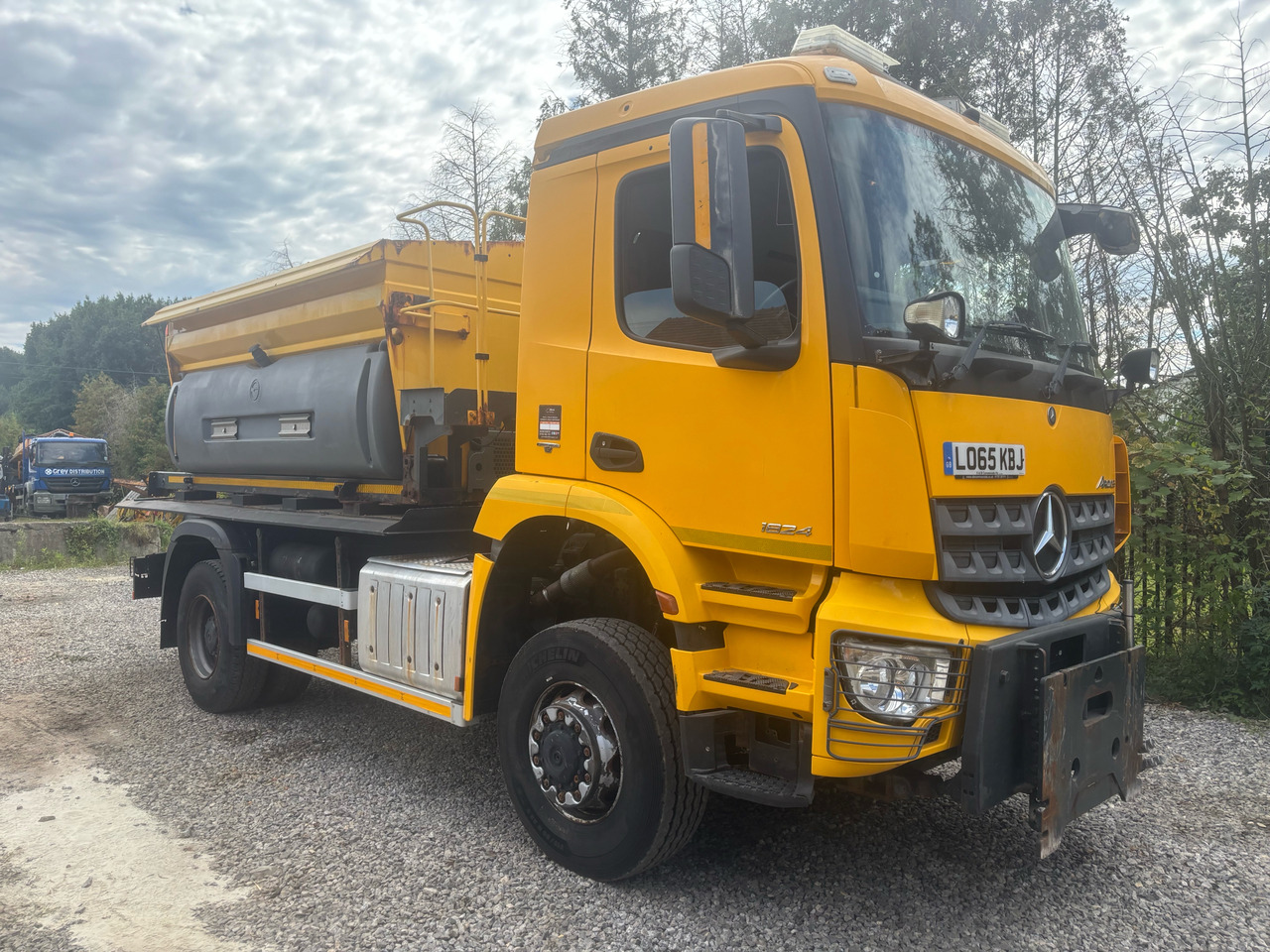 MERCEDES AROCS 1824 4x4BB GRITTER/SPREADER/PLOUGH - Snow removal vehicle: picture 4 MERCEDES AROCS 1824 4x4BB GRITTER/SPREADER/PLOUGH - Snow removal vehicle: picture 4