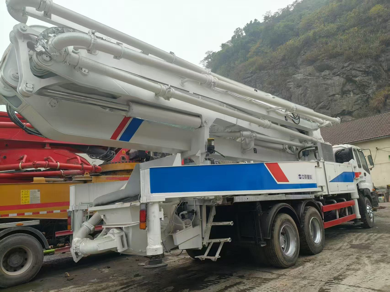 ZOOMLION ZLJ5335THB - Concrete pump truck: picture 3 ZOOMLION ZLJ5335THB - Concrete pump truck: picture 3