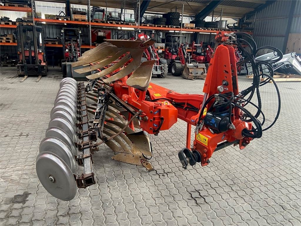 Kuhn VARI-MASTER 153 4+1 - Plow: picture 2 Kuhn VARI-MASTER 153 4+1 - Plow: picture 2