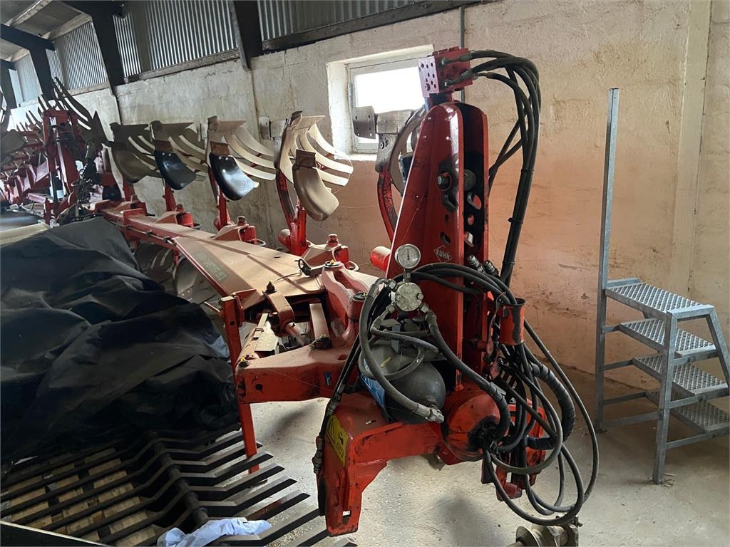Kuhn VARI-MASTER 153 4+1 - Plow: picture 1 Kuhn VARI-MASTER 153 4+1 - Plow: picture 1
