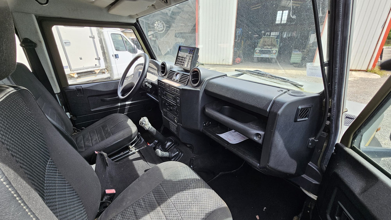 LAND ROVER Défender Ambulance - Van: picture 5 LAND ROVER Défender Ambulance - Van: picture 5