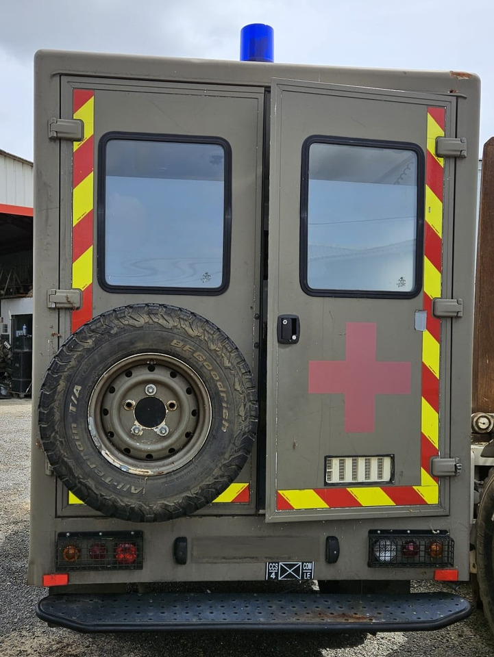 LAND ROVER Défender Ambulance - Van: picture 4 LAND ROVER Défender Ambulance - Van: picture 4