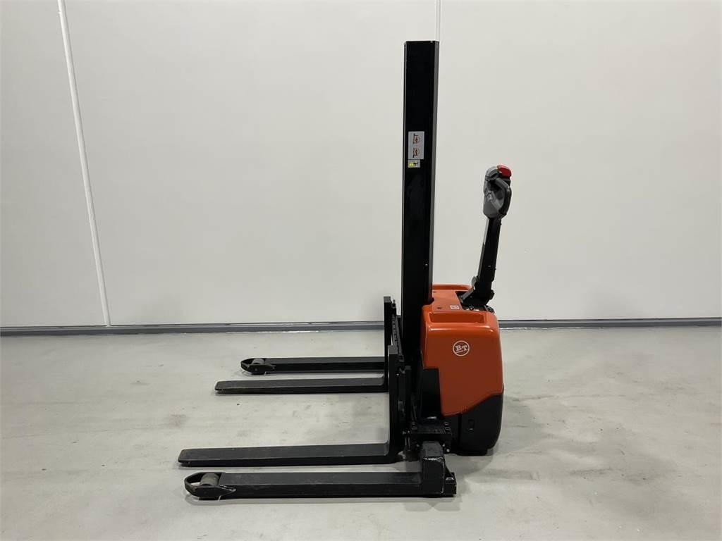 Toyota HWE100 - Stacker: picture 3 Toyota HWE100 - Stacker: picture 3