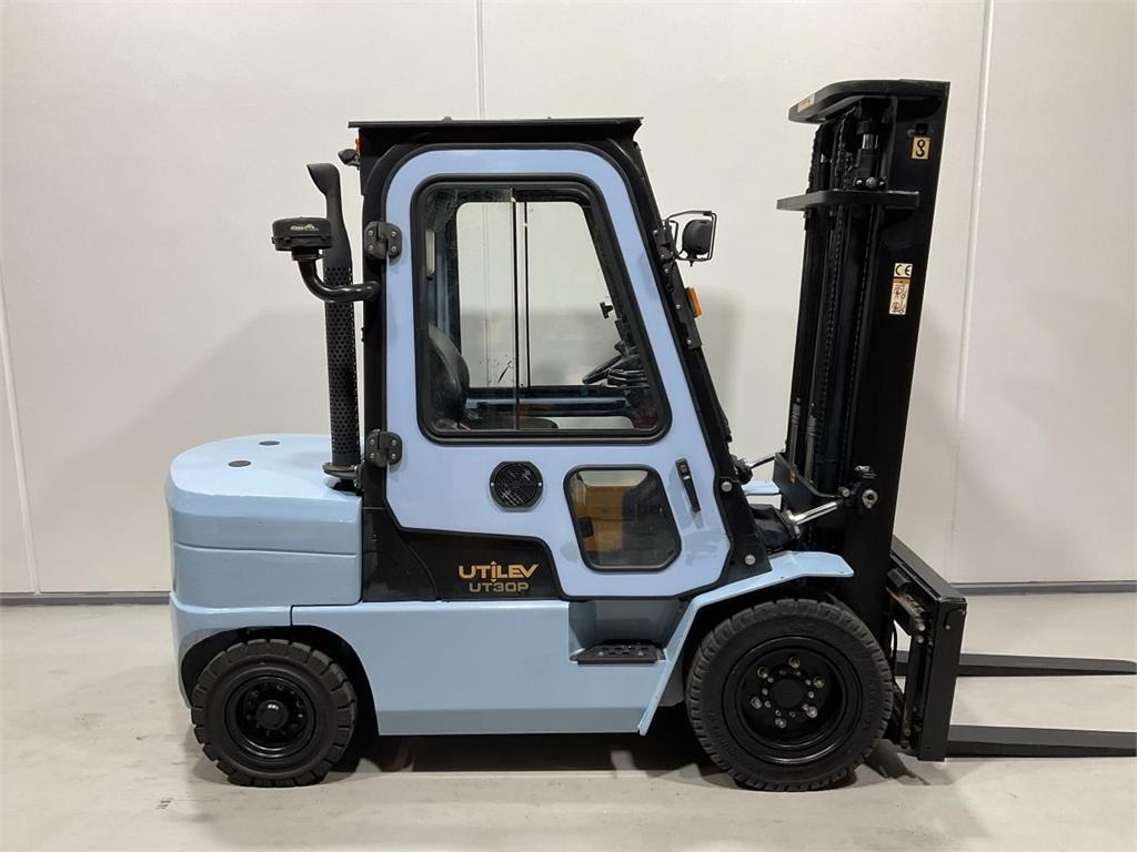 Utilev UT30P - Diesel forklift: picture 1 Utilev UT30P - Diesel forklift: picture 1