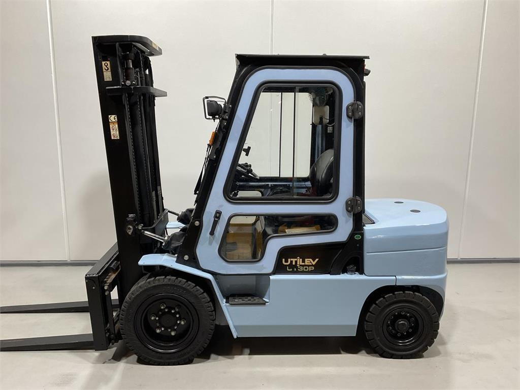 Utilev UT30P - Diesel forklift: picture 3 Utilev UT30P - Diesel forklift: picture 3