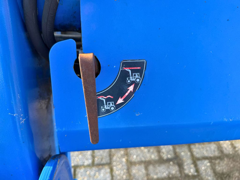 Farm tractor New Holland T6010 Plus + 750TL Voorlader: picture 12