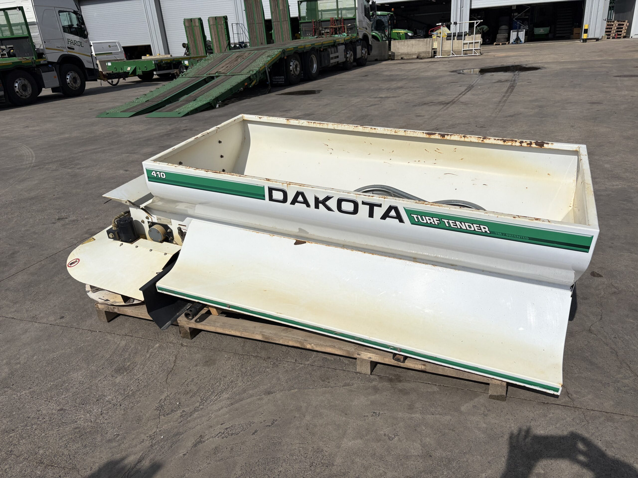 Dakota 410 Top Dresser to suit 2030A Pro Gator - Attachment: picture 2 Dakota 410 Top Dresser to suit 2030A Pro Gator - Attachment: picture 2