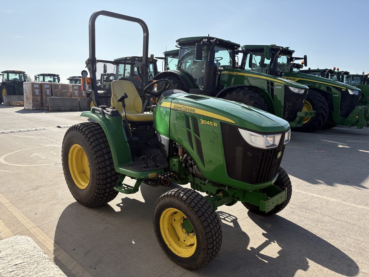 John Deere 3045R Compact Tractor - Compact tractor: picture 3 John Deere 3045R Compact Tractor - Compact tractor: picture 3