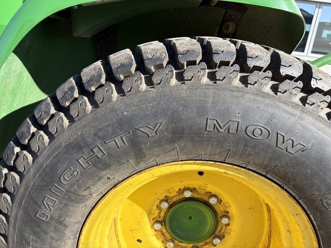 Compact tractor John Deere 3045R Compact Tractor: picture 6