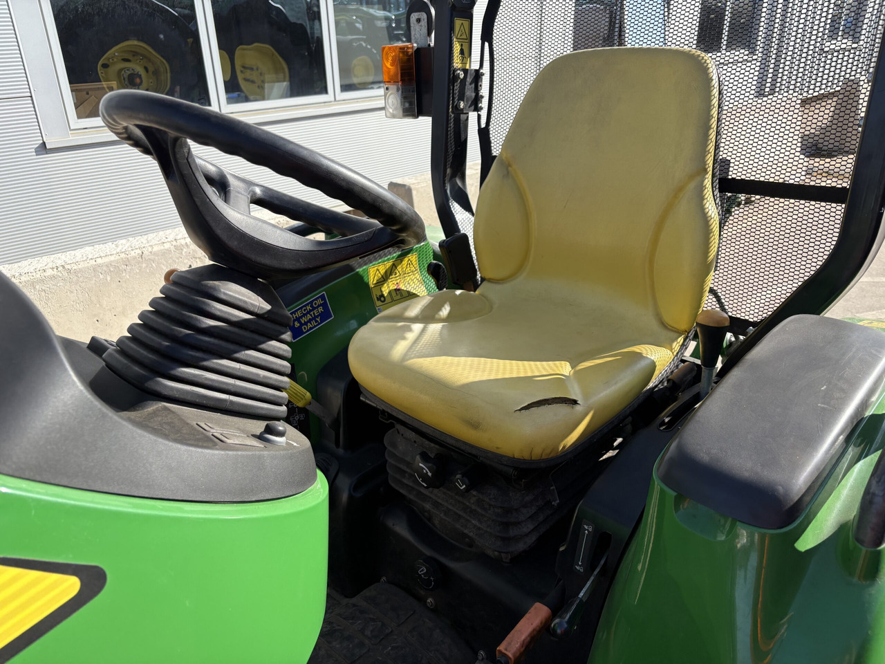 John Deere 3045R Compact Tractor - Compact tractor: picture 5 John Deere 3045R Compact Tractor - Compact tractor: picture 5