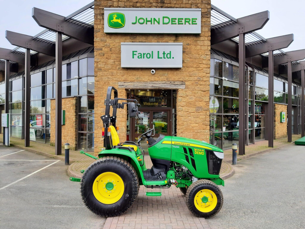 John Deere 3046R compact tractor - Compact tractor: picture 2 John Deere 3046R compact tractor - Compact tractor: picture 2