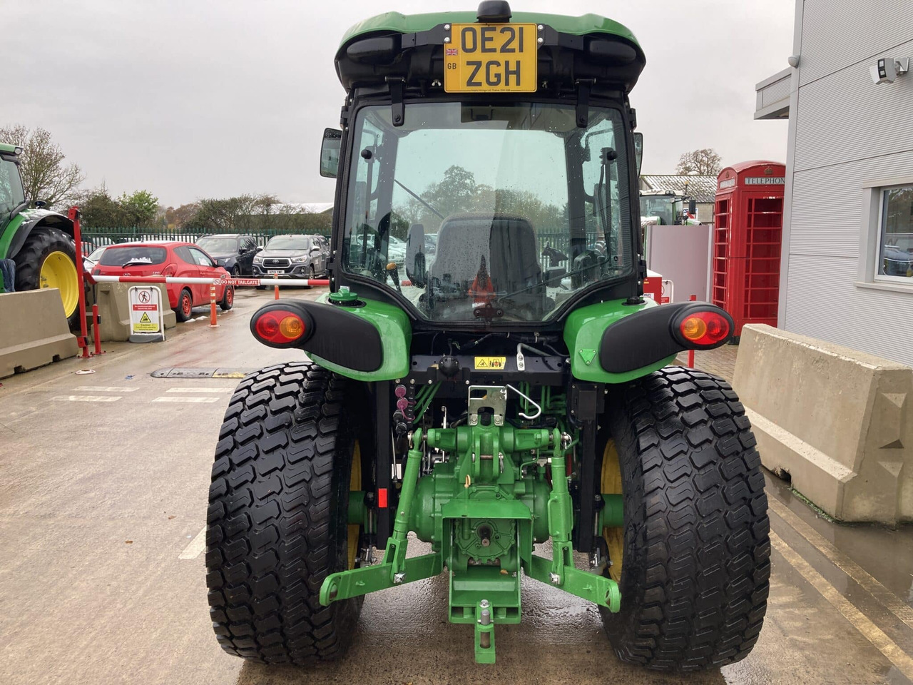 John Deere 4066R compact tractor - Compact tractor: picture 4 John Deere 4066R compact tractor - Compact tractor: picture 4