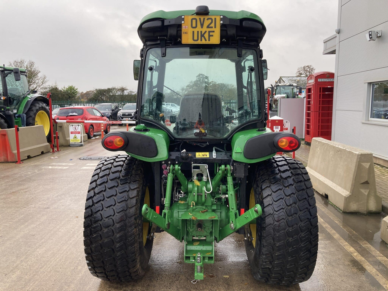 John Deere 4066R compact tractor - Compact tractor: picture 4 John Deere 4066R compact tractor - Compact tractor: picture 4