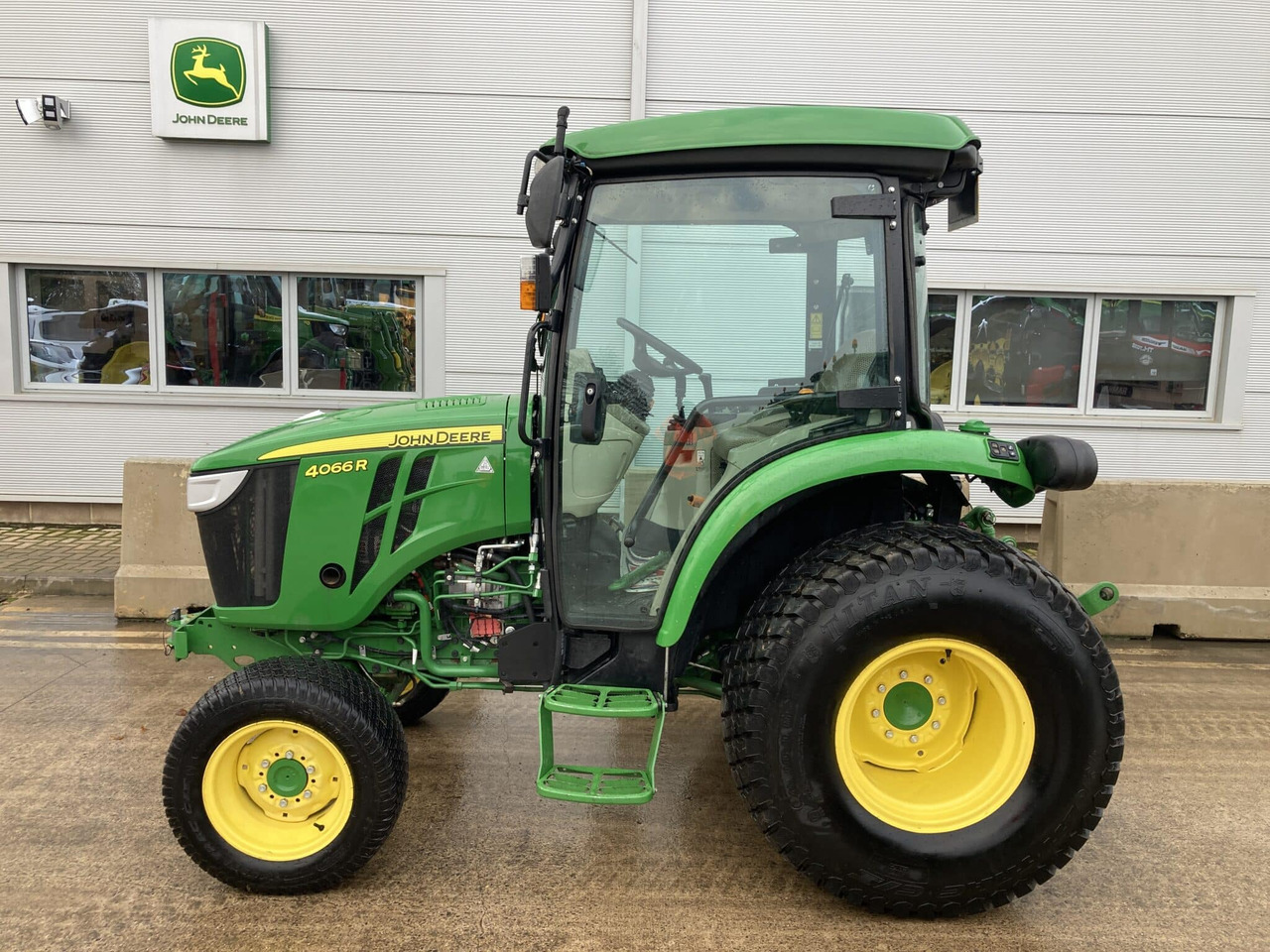 John Deere 4066R compact tractor - Compact tractor: picture 2 John Deere 4066R compact tractor - Compact tractor: picture 2