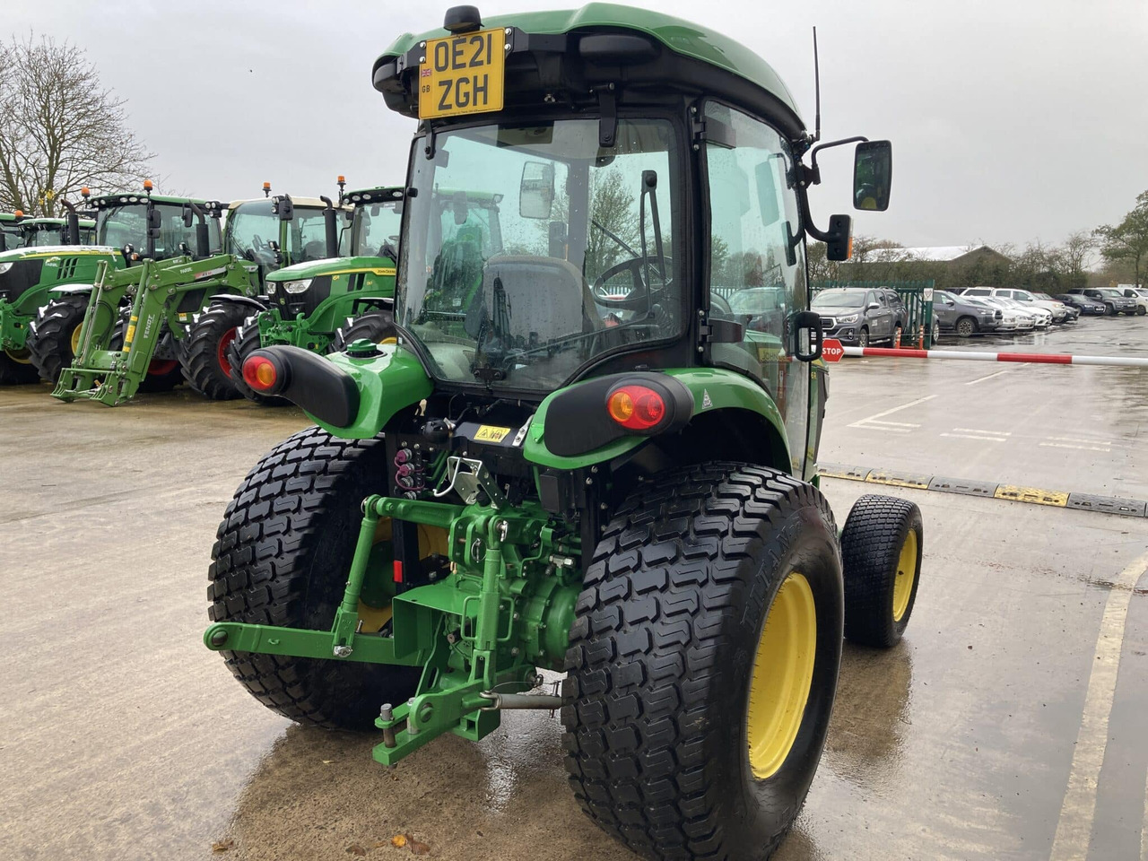 John Deere 4066R compact tractor - Compact tractor: picture 5 John Deere 4066R compact tractor - Compact tractor: picture 5