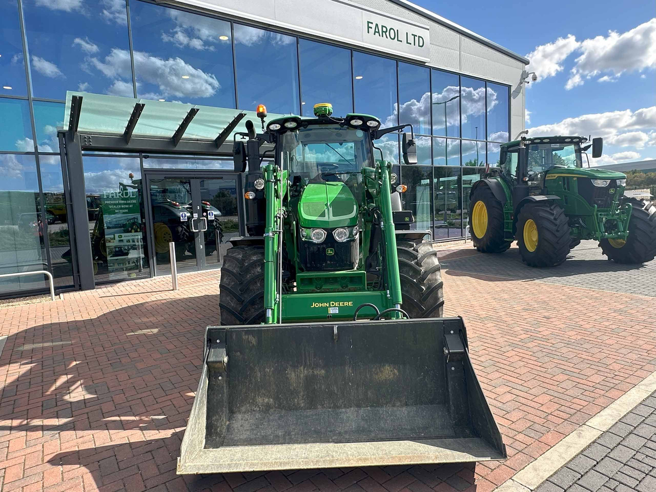 John Deere 6110M + 623M - Farm tractor: picture 4 John Deere 6110M + 623M - Farm tractor: picture 4