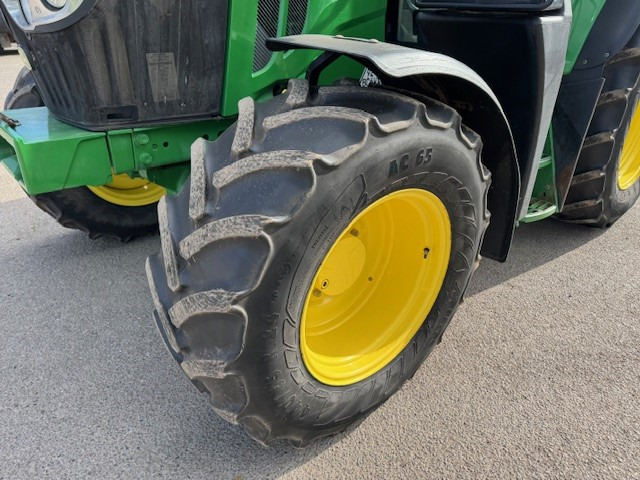 John Deere 6110M - Farm tractor: picture 2 John Deere 6110M - Farm tractor: picture 2