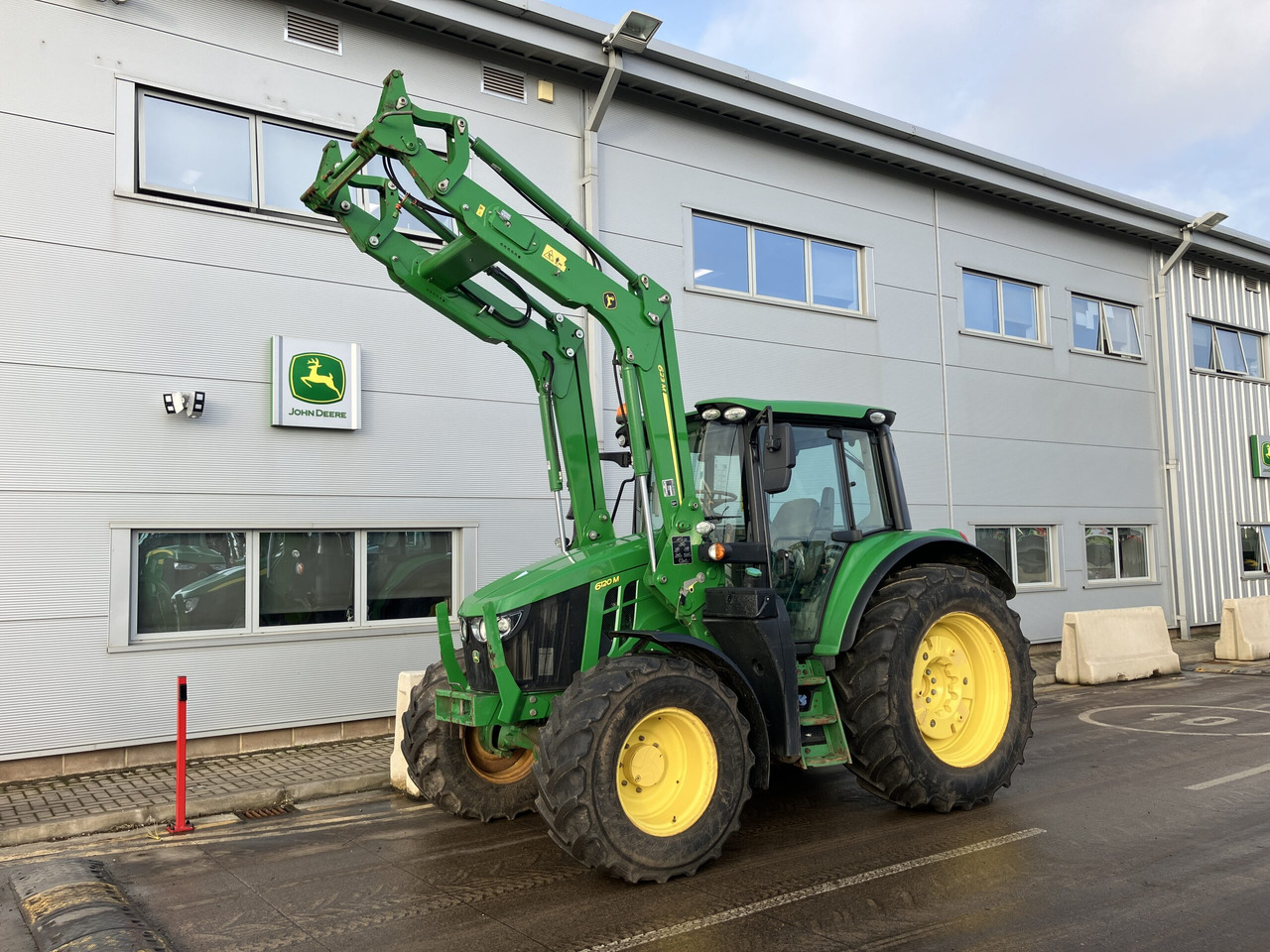 John Deere 6120M + 623M loader - Farm tractor: picture 1 John Deere 6120M + 623M loader - Farm tractor: picture 1