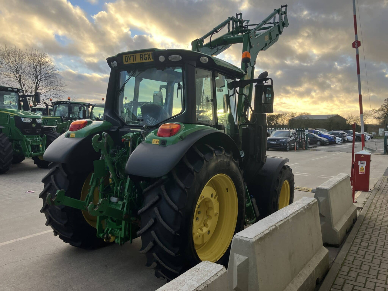 John Deere 6120M - Farm tractor: picture 5 John Deere 6120M - Farm tractor: picture 5