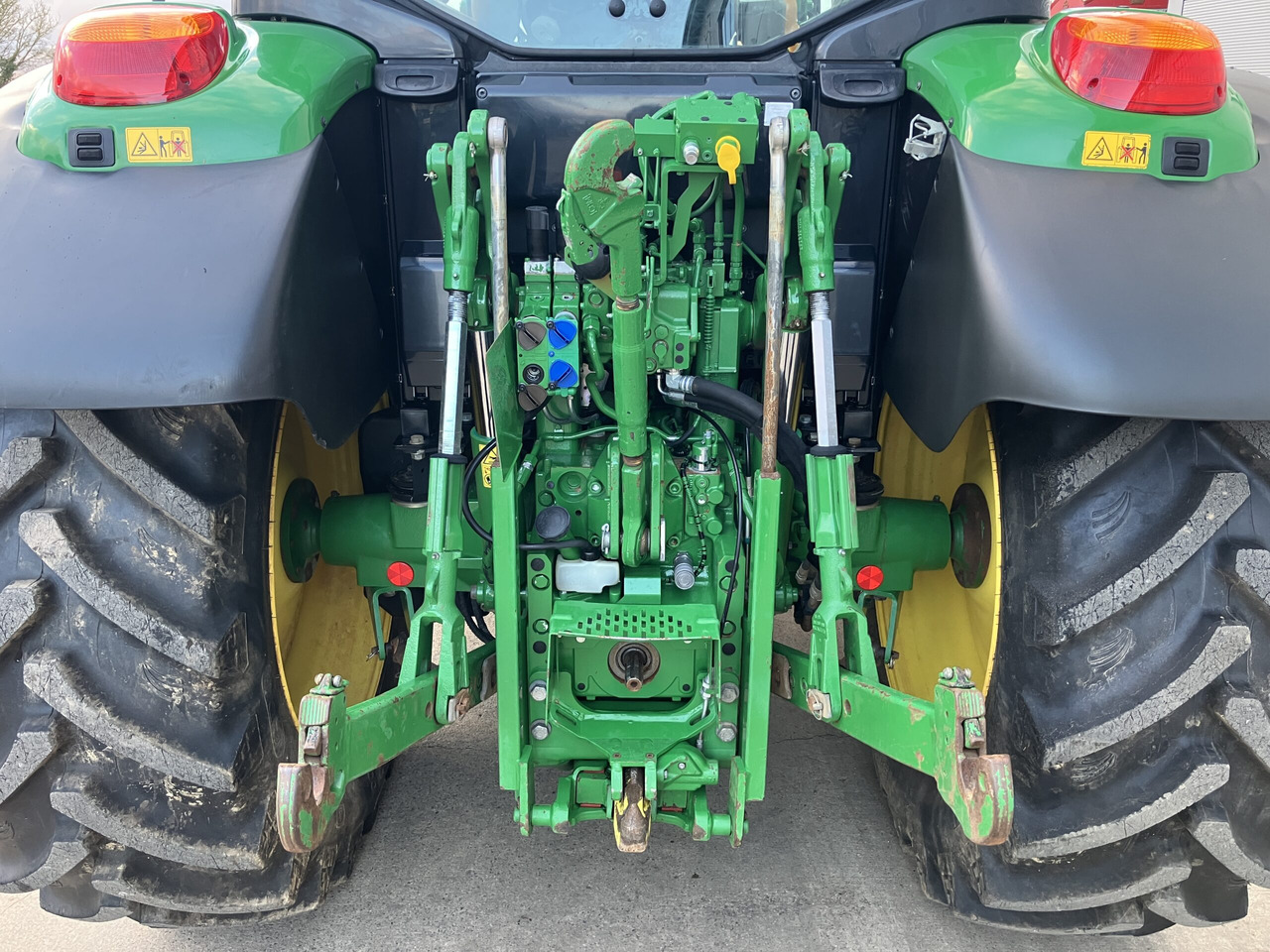 John Deere 6120M - Farm tractor: picture 4 John Deere 6120M - Farm tractor: picture 4