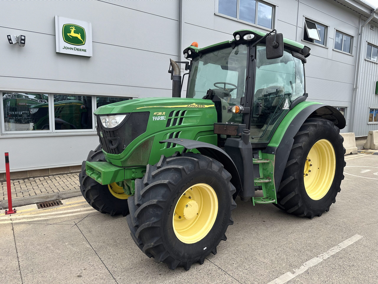 John Deere 6125R - Farm tractor: picture 1 John Deere 6125R - Farm tractor: picture 1