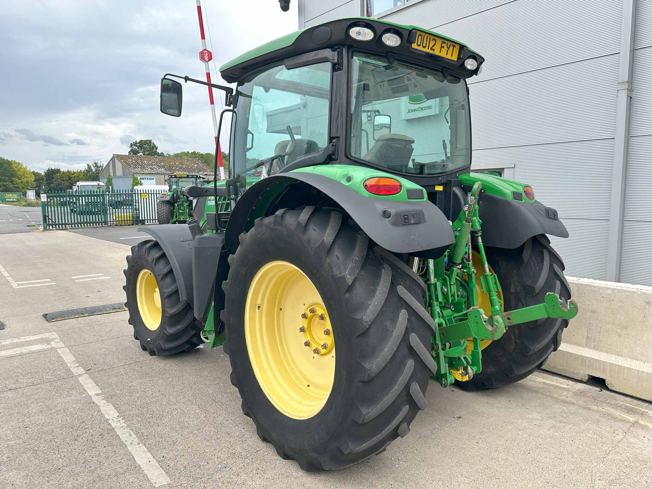 John Deere 6125R - Farm tractor: picture 2 John Deere 6125R - Farm tractor: picture 2