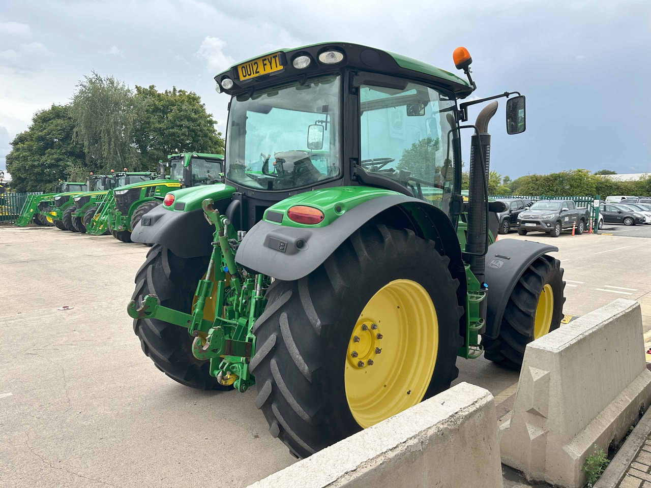 John Deere 6125R - Farm tractor: picture 5 John Deere 6125R - Farm tractor: picture 5