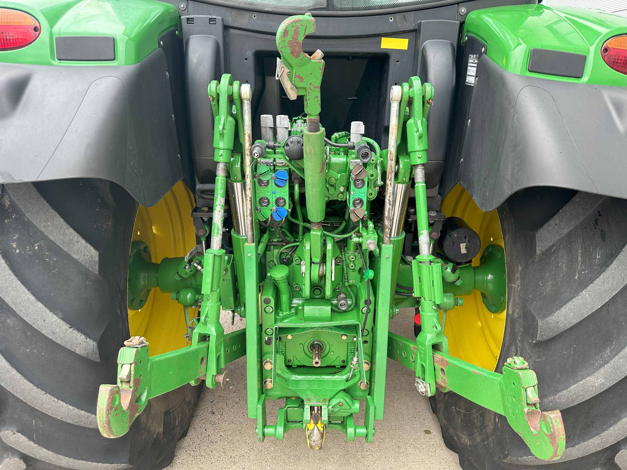 John Deere 6125R - Farm tractor: picture 4 John Deere 6125R - Farm tractor: picture 4