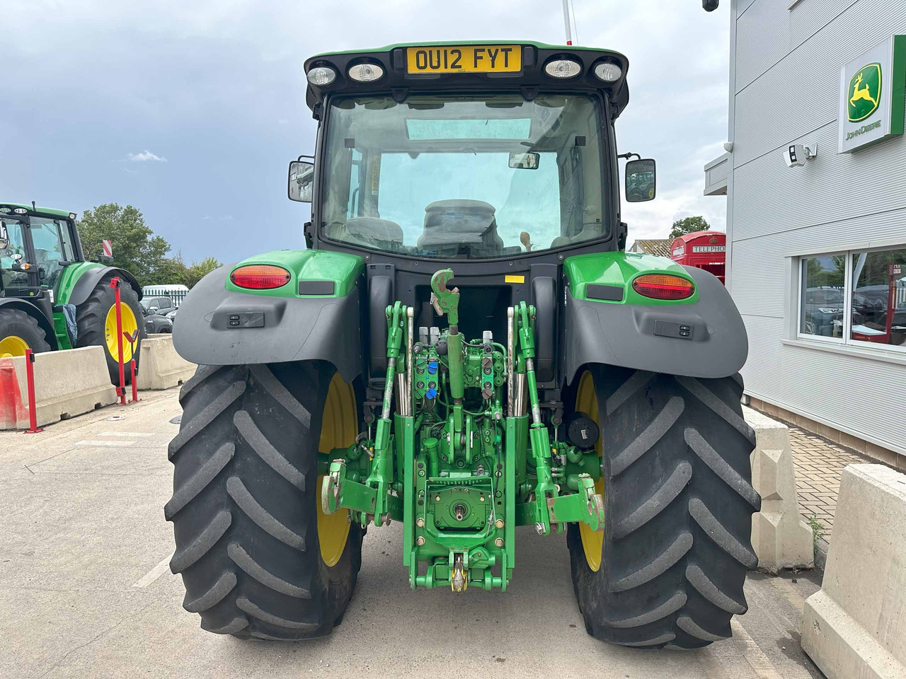 John Deere 6125R - Farm tractor: picture 3 John Deere 6125R - Farm tractor: picture 3
