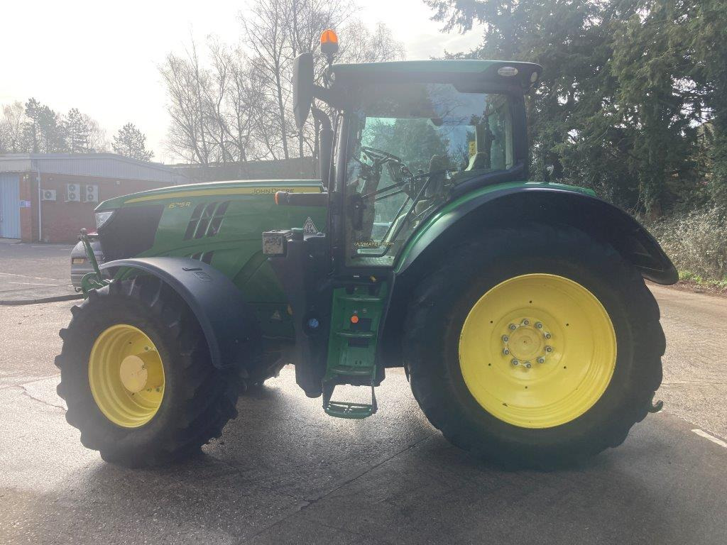 John Deere 6215R - Farm tractor: picture 2 John Deere 6215R - Farm tractor: picture 2