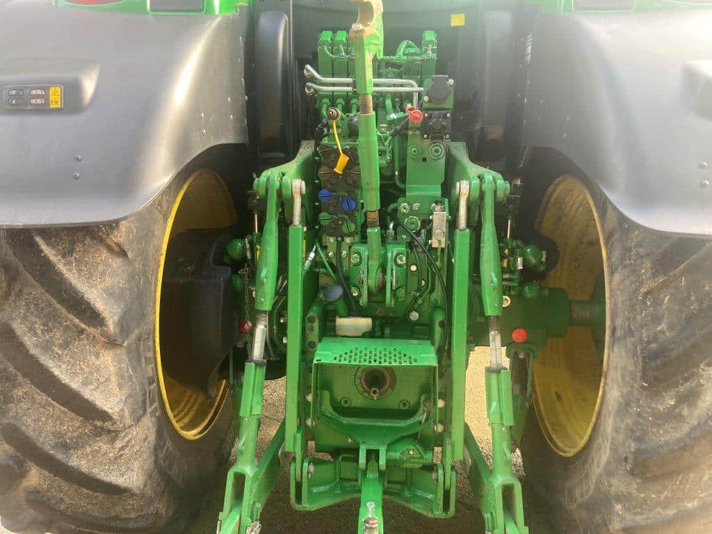 John Deere 6215R - Farm tractor: picture 5 John Deere 6215R - Farm tractor: picture 5