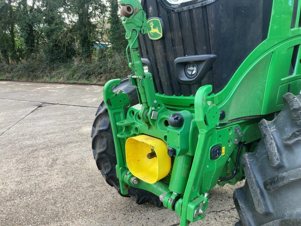 Farm tractor John Deere 6R 215: picture 6