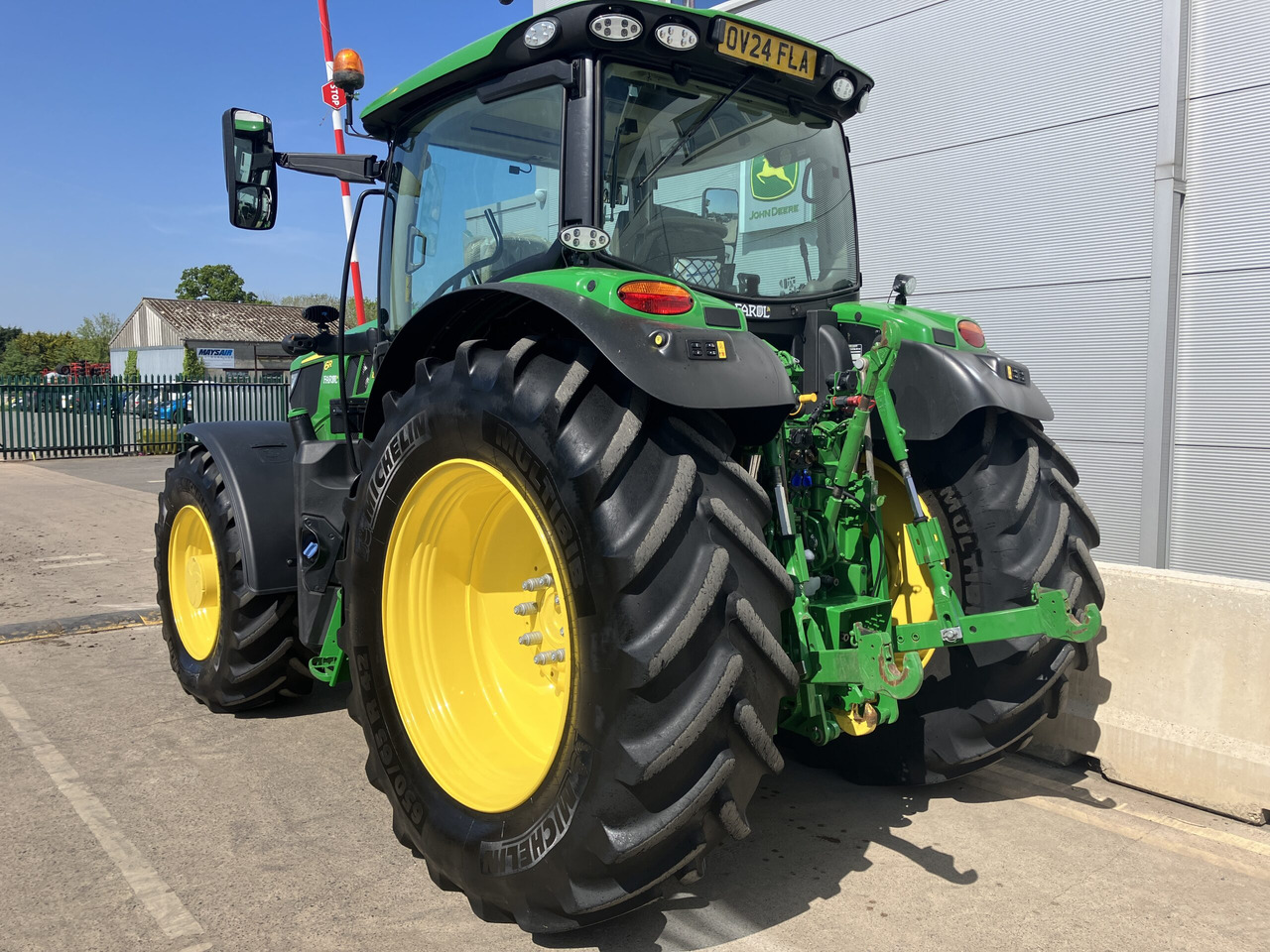 John Deere 6R155 - Farm tractor: picture 3 John Deere 6R155 - Farm tractor: picture 3