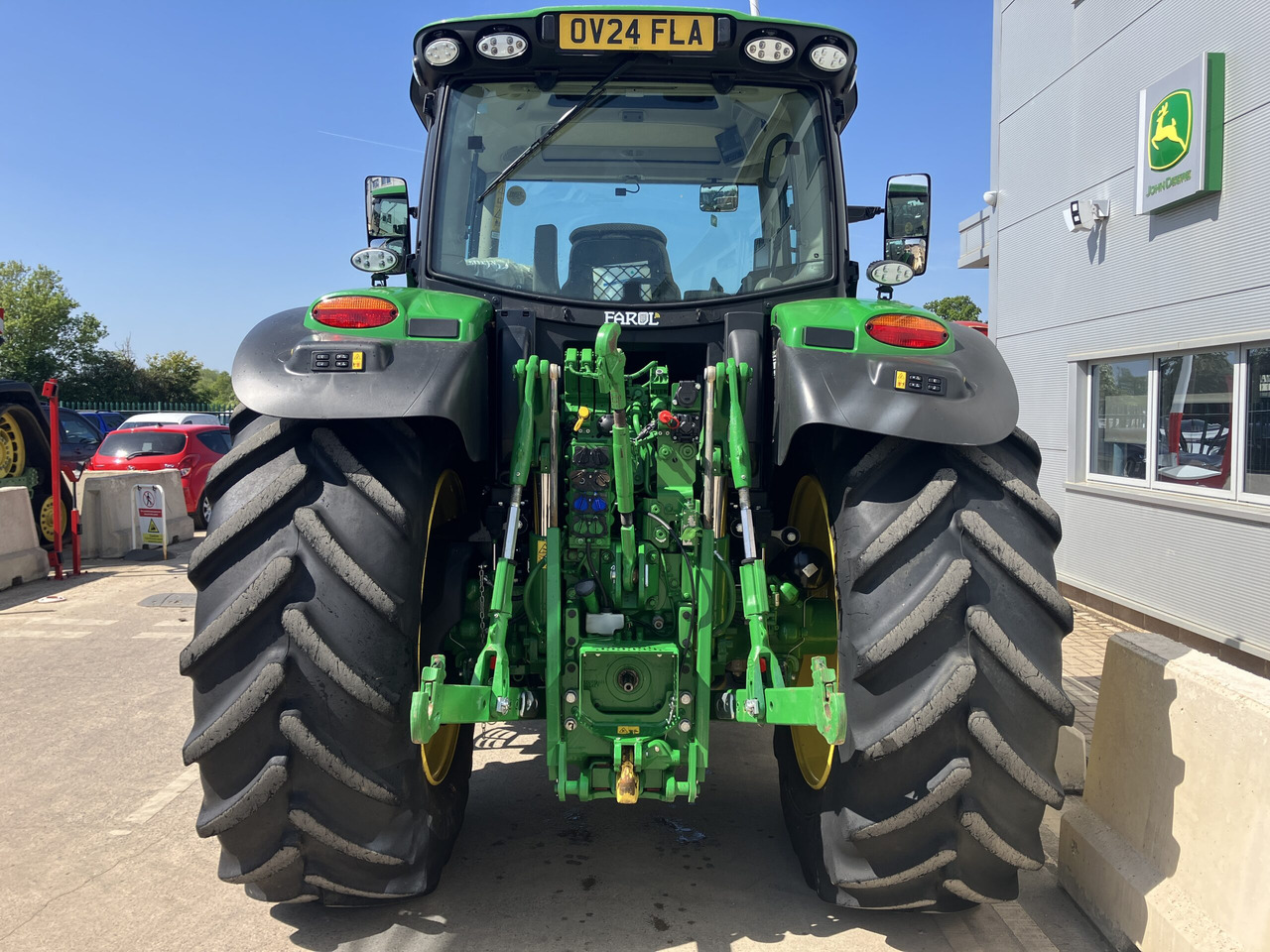 John Deere 6R155 - Farm tractor: picture 4 John Deere 6R155 - Farm tractor: picture 4