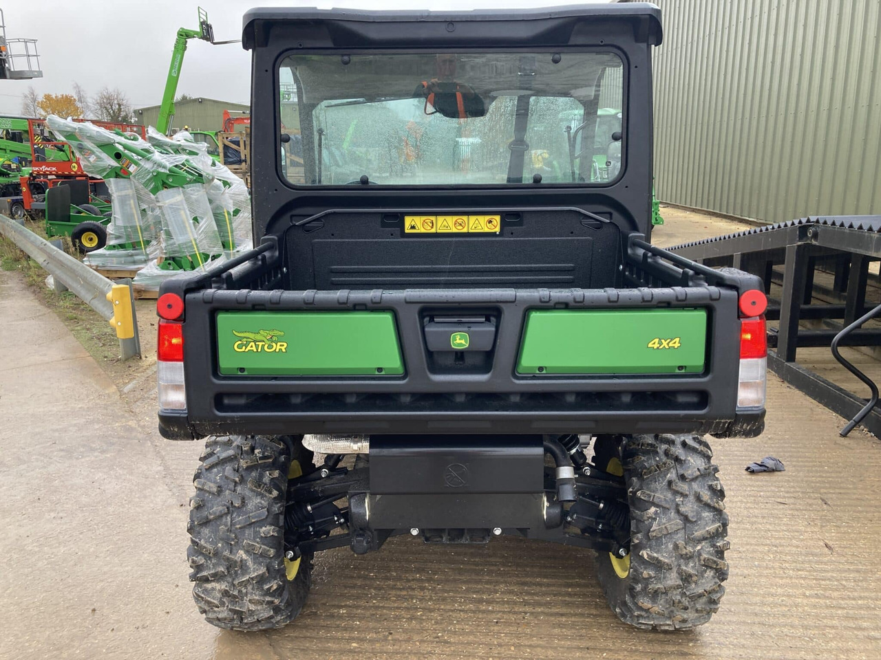 John Deere XUV835M Gator - Side-by-side/ ATV: picture 4 John Deere XUV835M Gator - Side-by-side/ ATV: picture 4