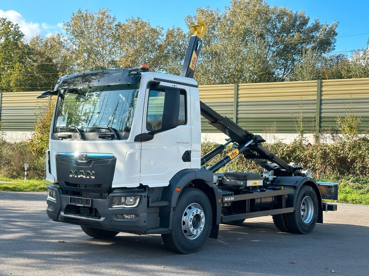 MAN TGM 18.320 4x2 Euro 6e Hyva 12-45 - Hook lift truck, Crane truck: picture 1 MAN TGM 18.320 4x2 Euro 6e Hyva 12-45 - Hook lift truck, Crane truck: picture 1