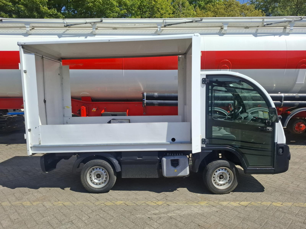 Aixam Mega E-Worker Elektrische Bakwagen RV-606-R - Golf cart: picture 3 Aixam Mega E-Worker Elektrische Bakwagen RV-606-R - Golf cart: picture 3