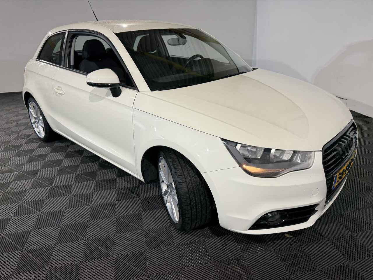 Audi | A1 | 1.2 TFSI Ambition Pro Line | 2011 | 173.570 km | 38PBP4 | Logisch - Hatchback: picture 3 Audi | A1 | 1.2 TFSI Ambition Pro Line | 2011 | 173.570 km | 38PBP4 | Logisch - Hatchback: picture 3