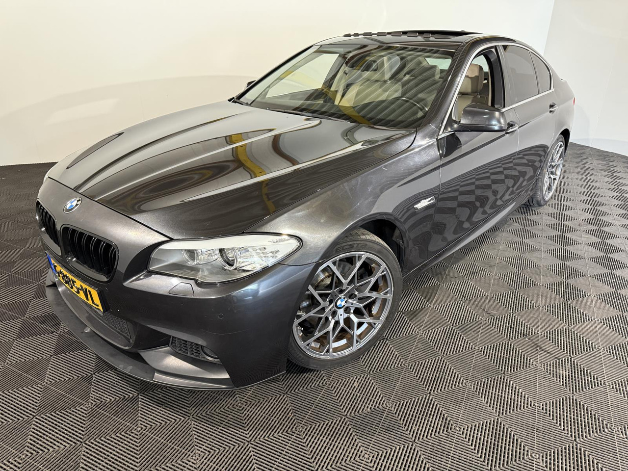 BMW 5-serie 523i High Executive M-sport | 2011 | 259.445 km | G-885- VL - Sedan: picture 1 BMW 5-serie 523i High Executive M-sport | 2011 | 259.445 km | G-885- VL - Sedan: picture 1