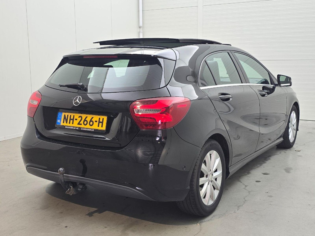 Mercedes-Benz A-klasse 180 Lease Edition Plus | 2017 | 233.018 km | Automaat | NH266H | NAP: Logisch - Hatchback: picture 4 Mercedes-Benz A-klasse 180 Lease Edition Plus | 2017 | 233.018 km | Automaat | NH266H | NAP: Logisch - Hatchback: picture 4