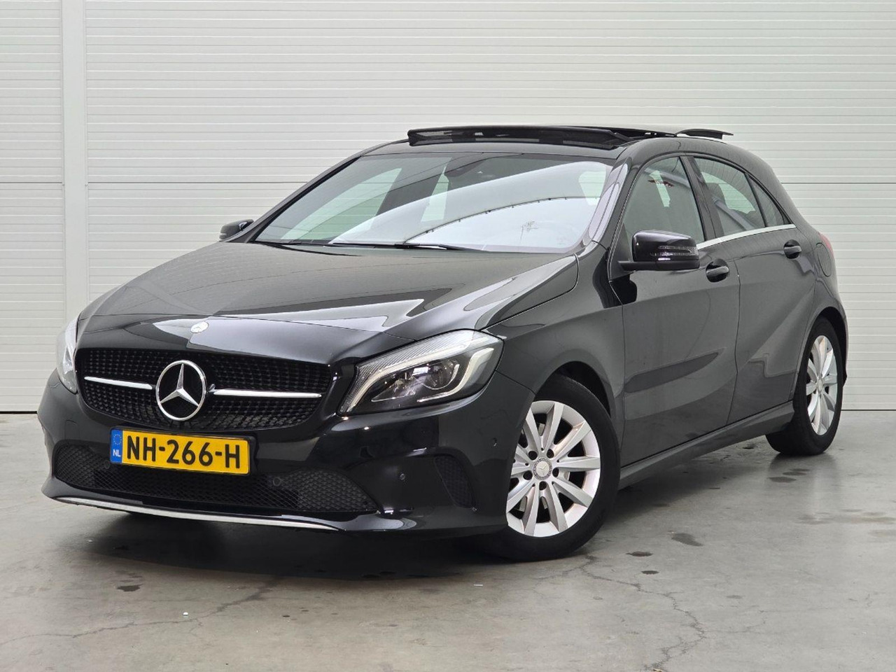 Mercedes-Benz A-klasse 180 Lease Edition Plus | 2017 | 233.018 km | Automaat | NH266H | NAP: Logisch - Hatchback: picture 1 Mercedes-Benz A-klasse 180 Lease Edition Plus | 2017 | 233.018 km | Automaat | NH266H | NAP: Logisch - Hatchback: picture 1
