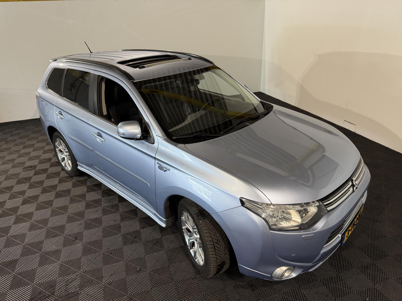 Mitsubishi Outlander 2.0 PHEV Instyle |2013 | 268.145 km | 3-TBJ-10 - SUV: picture 2 Mitsubishi Outlander 2.0 PHEV Instyle |2013 | 268.145 km | 3-TBJ-10 - SUV: picture 2
