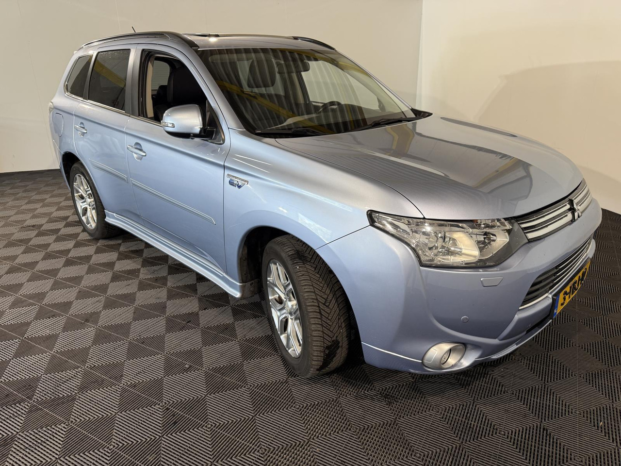 Mitsubishi Outlander 2.0 PHEV Instyle |2013 | 268.145 km | 3-TBJ-10 - SUV: picture 3 Mitsubishi Outlander 2.0 PHEV Instyle |2013 | 268.145 km | 3-TBJ-10 - SUV: picture 3