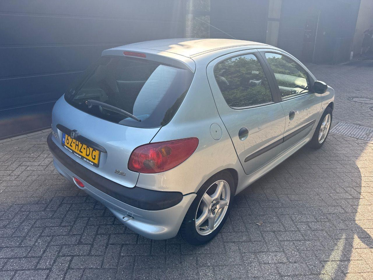 Peugeot 206 1.4 Gentry | 2002 | 173.975 km | 62HZDG | NAP: Logisch - Car: picture 4 Peugeot 206 1.4 Gentry | 2002 | 173.975 km | 62HZDG | NAP: Logisch - Car: picture 4