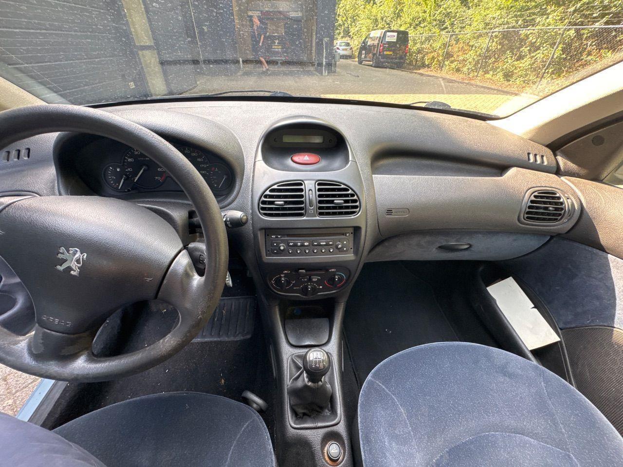 Peugeot 206 1.4 Gentry | 2002 | 173.975 km | 62HZDG | NAP: Logisch - Car: picture 5 Peugeot 206 1.4 Gentry | 2002 | 173.975 km | 62HZDG | NAP: Logisch - Car: picture 5