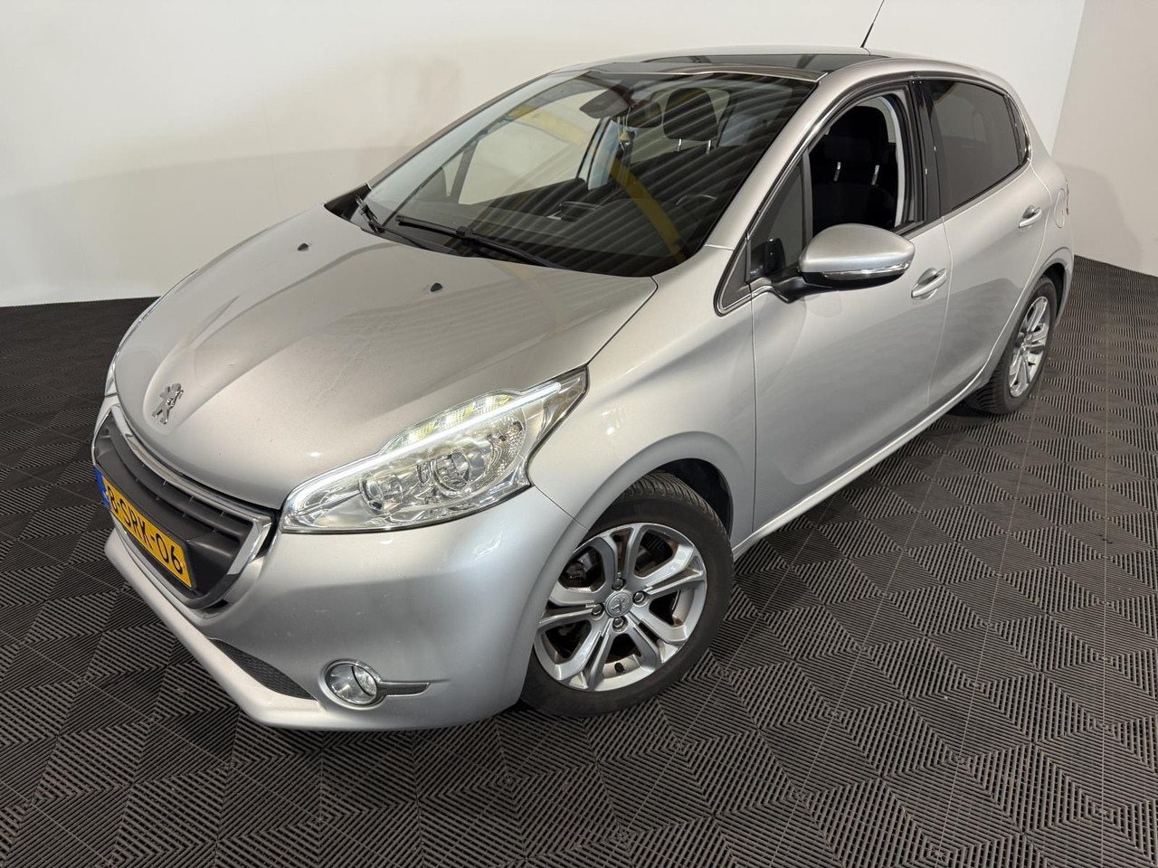 Peugeot 208 1.2 VTi Allure | 2013 | 160.154 km | 8-SRK-06 - Hatchback: picture 1 Peugeot 208 1.2 VTi Allure | 2013 | 160.154 km | 8-SRK-06 - Hatchback: picture 1
