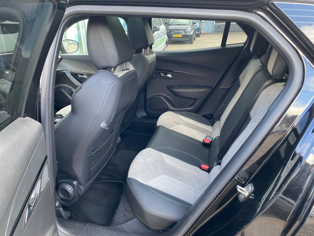 SUV Peugeot e-2008 EV GT Première 1 fase 50 kWh | 2020 | 121.940 km | Automaat | J471TF | NAP: Logisch: picture 7 SUV Peugeot e-2008 EV GT Première 1 fase 50 kWh | 2020 | 121.940 km | Automaat | J471TF | NAP: Logisch: picture 7