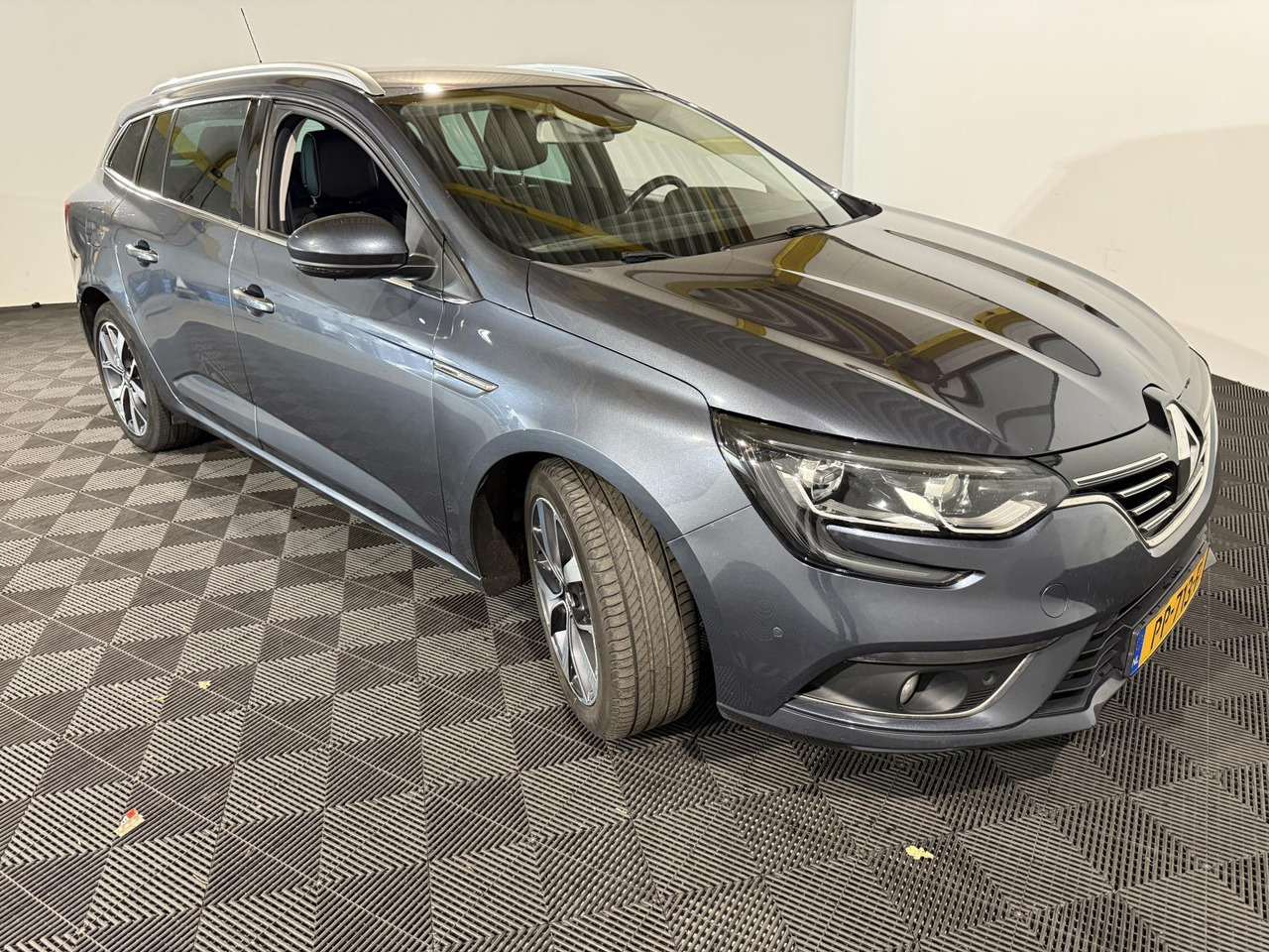 Renault | Mégane Estate | 1.2 TCe Bose | 2017 | 197.462 km | PP713F | Logisch - Car: picture 2 Renault | Mégane Estate | 1.2 TCe Bose | 2017 | 197.462 km | PP713F | Logisch - Car: picture 2