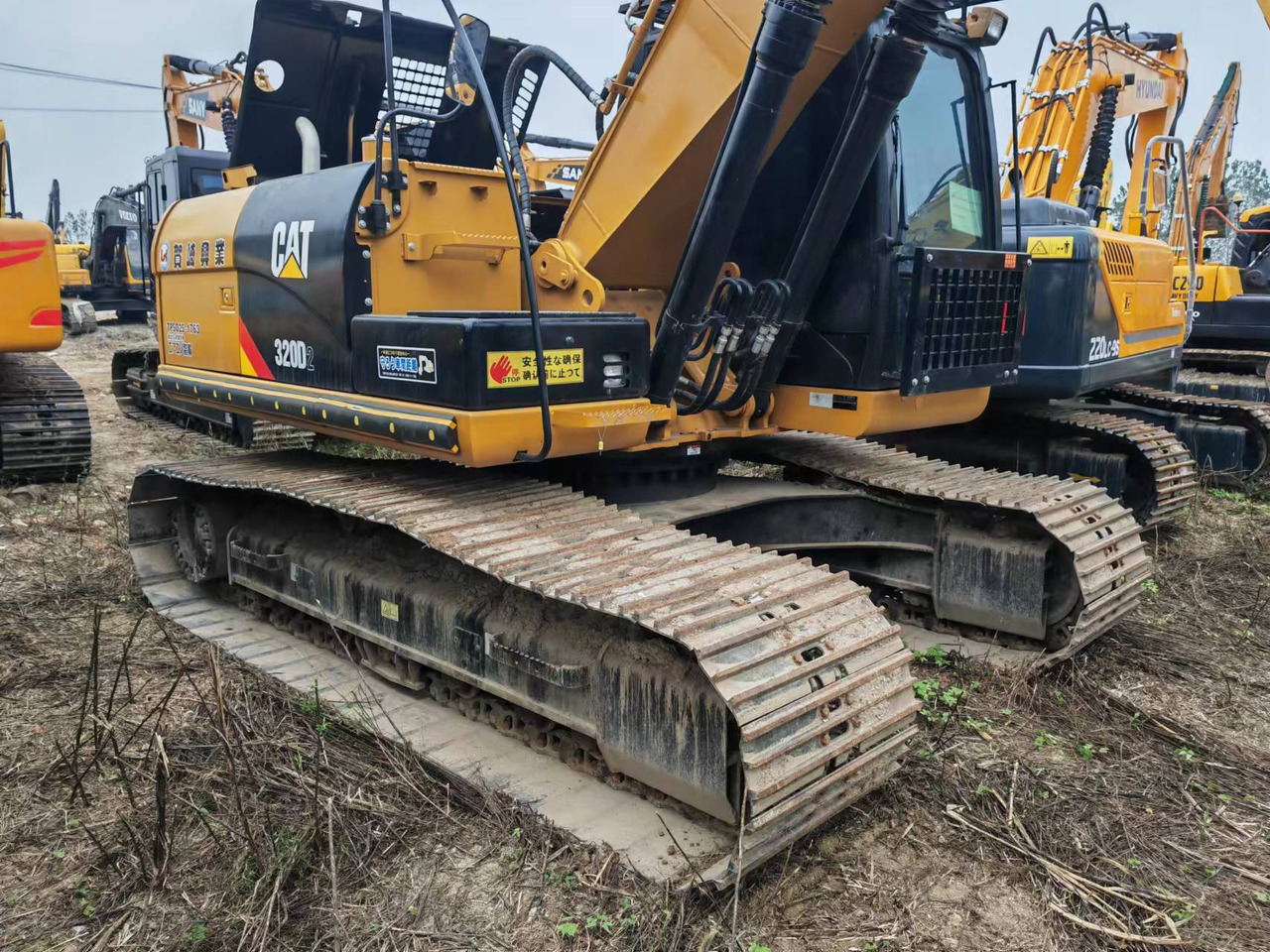 Crawler excavator CATERPILLAR 320D2: picture 6