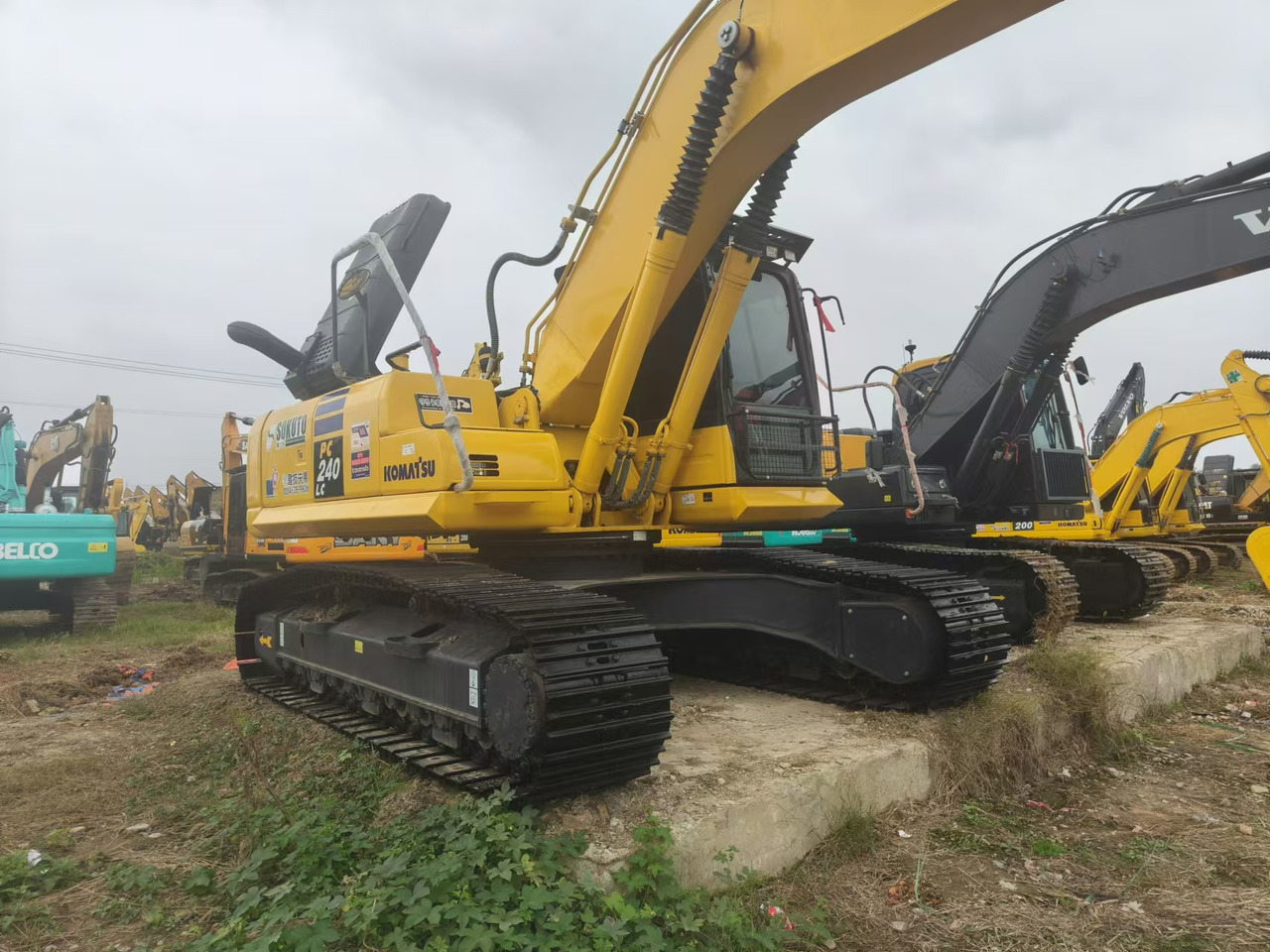 KOMATSU PC240LC-8 - Crawler excavator: picture 5 KOMATSU PC240LC-8 - Crawler excavator: picture 5